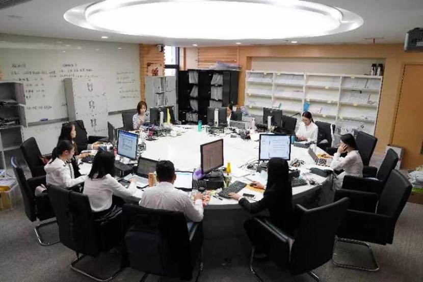 上海徐汇法院501办公室内，知识产权调解团队紧张地工作中。（何忠婷摄）