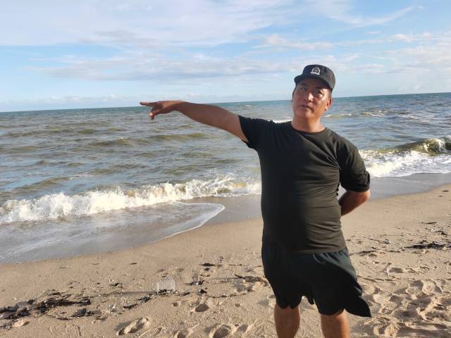 参与救人的邓俊德向记者描述事发经过。