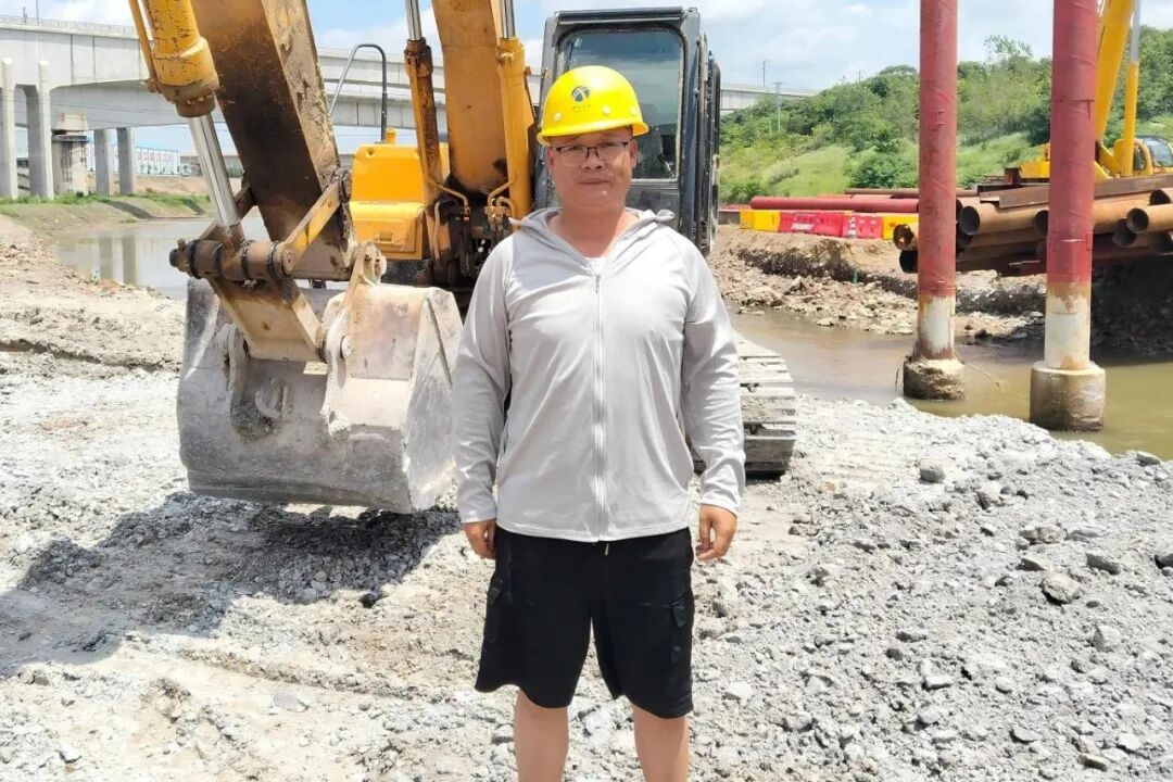 郑锋同志在黄黄高速改扩建工程现场工作照片一.jpg