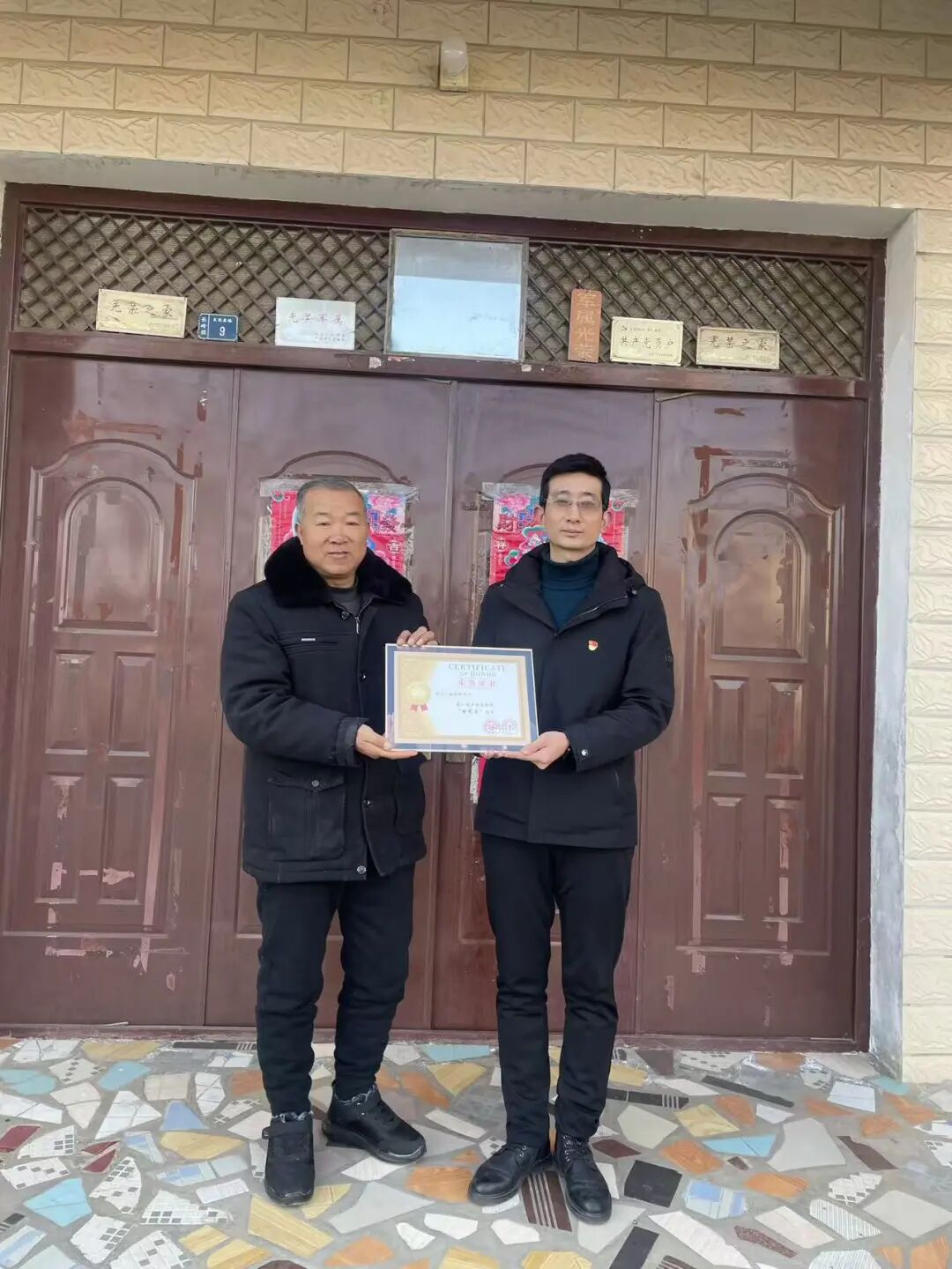 邓茜给村民颁发乡村荣誉榜证书.jpg