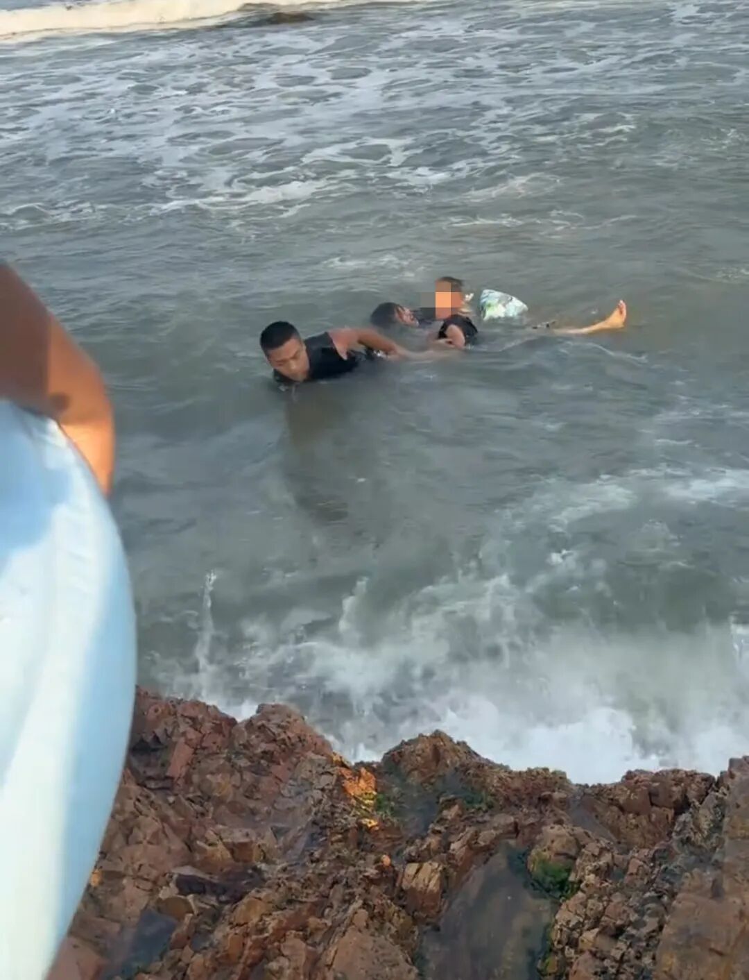 赵龙龙下海救人.jpg