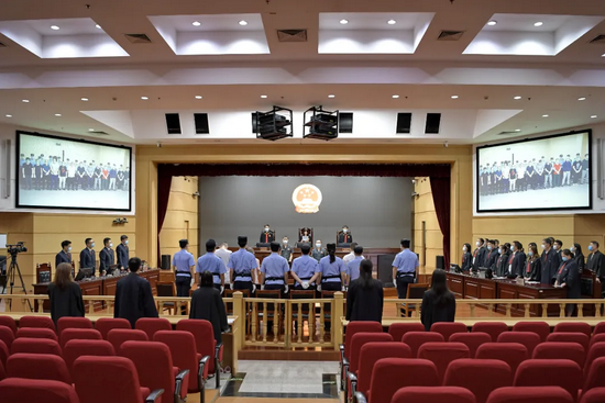 被告人颜锦作为犯罪集团的首要分子被数罪并罚,法院决定对其执行有期