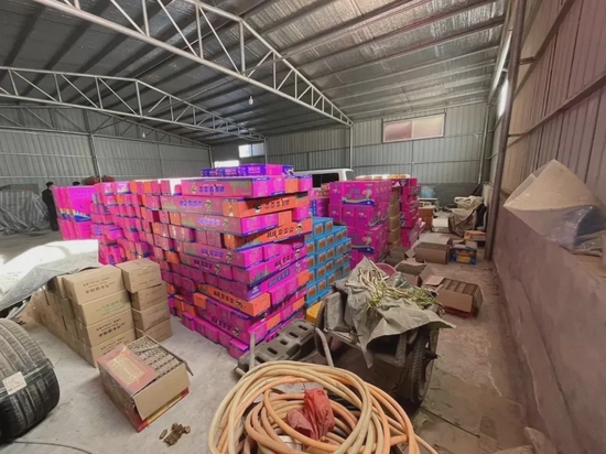 行调查走访发现某居民家中平房后院小型的库房里非法存放烟花爆竹500余箱