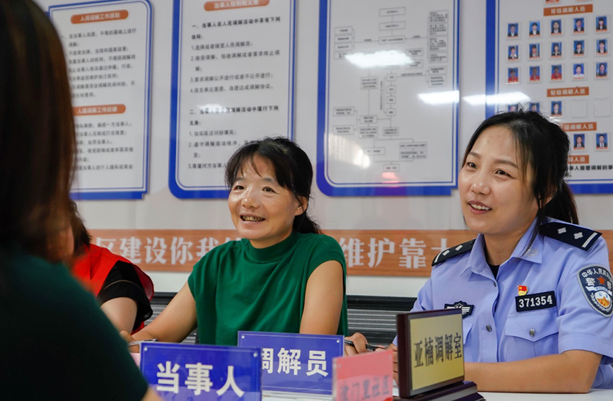 民警会同街道在“亚楠调解室”调解纠纷。天津市公安局东丽分局供图
