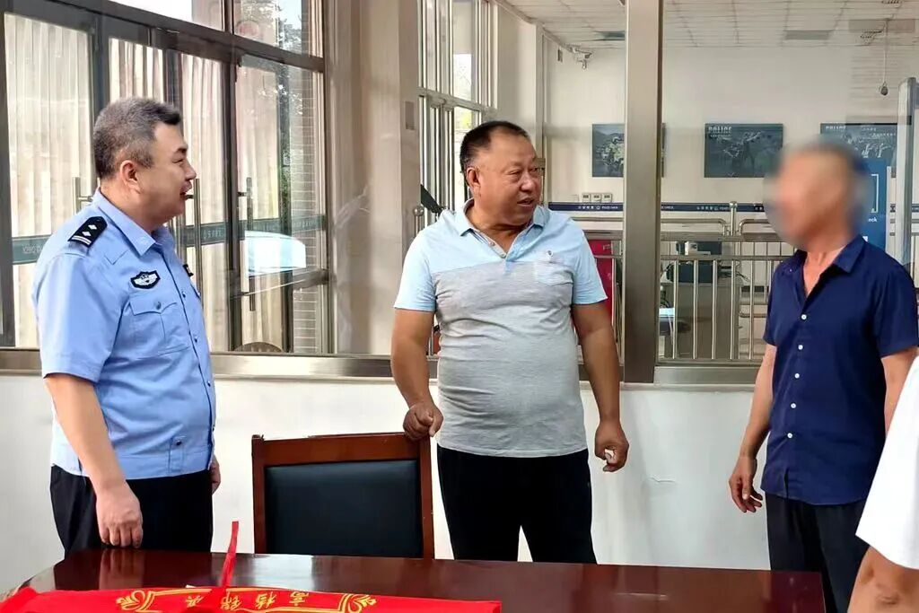 孟先生(右)向热心群众王先生(中)和民警致谢.jpg