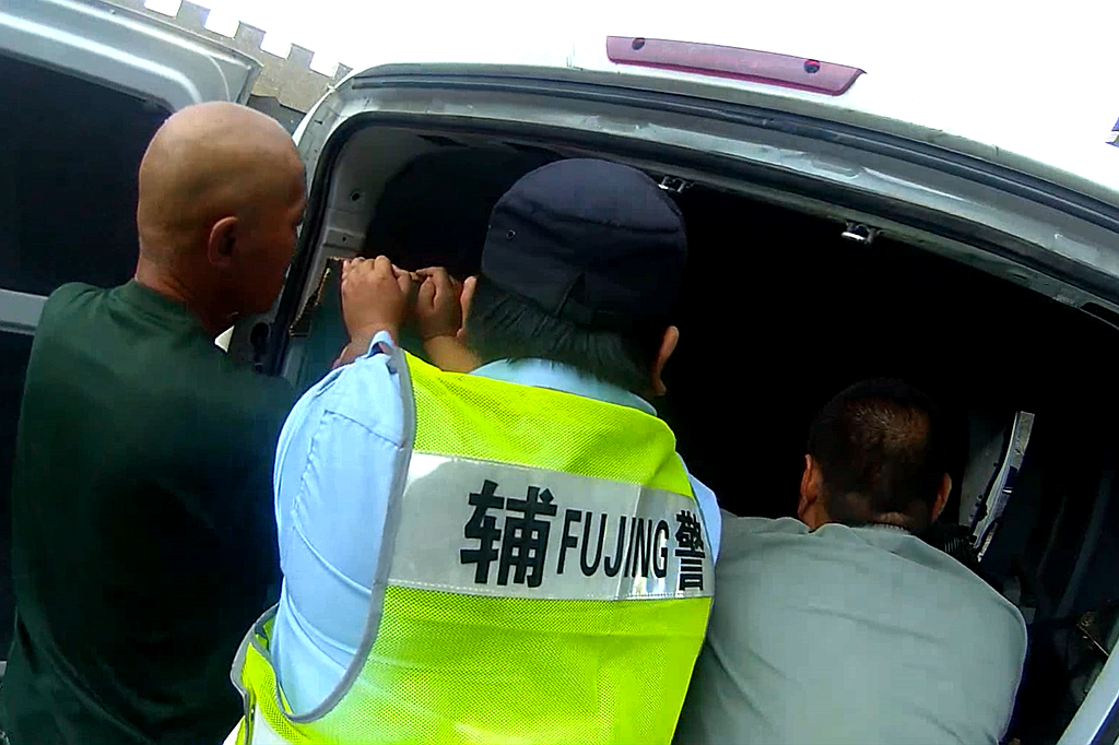 民辅警齐心协力 救助被困群众孟先生.png