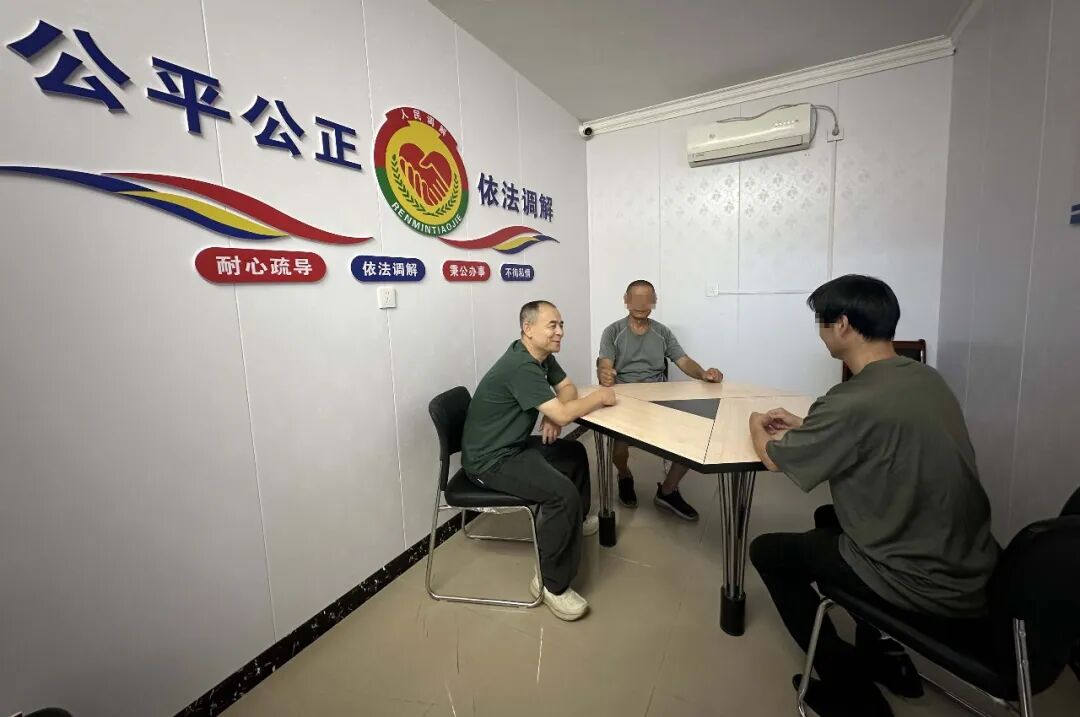 请给中间和右边男子打码.jpg