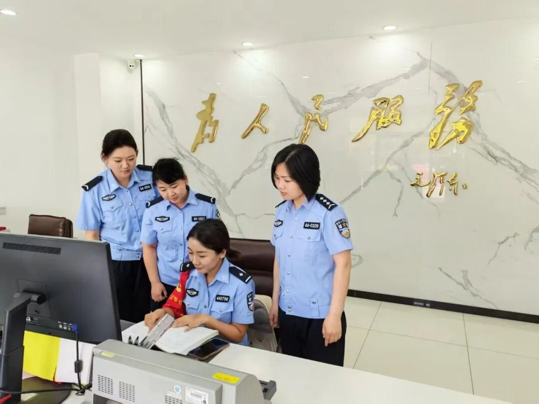 从左到右 王若暄 赵月颖 苏子薇 付楠楠.jpg