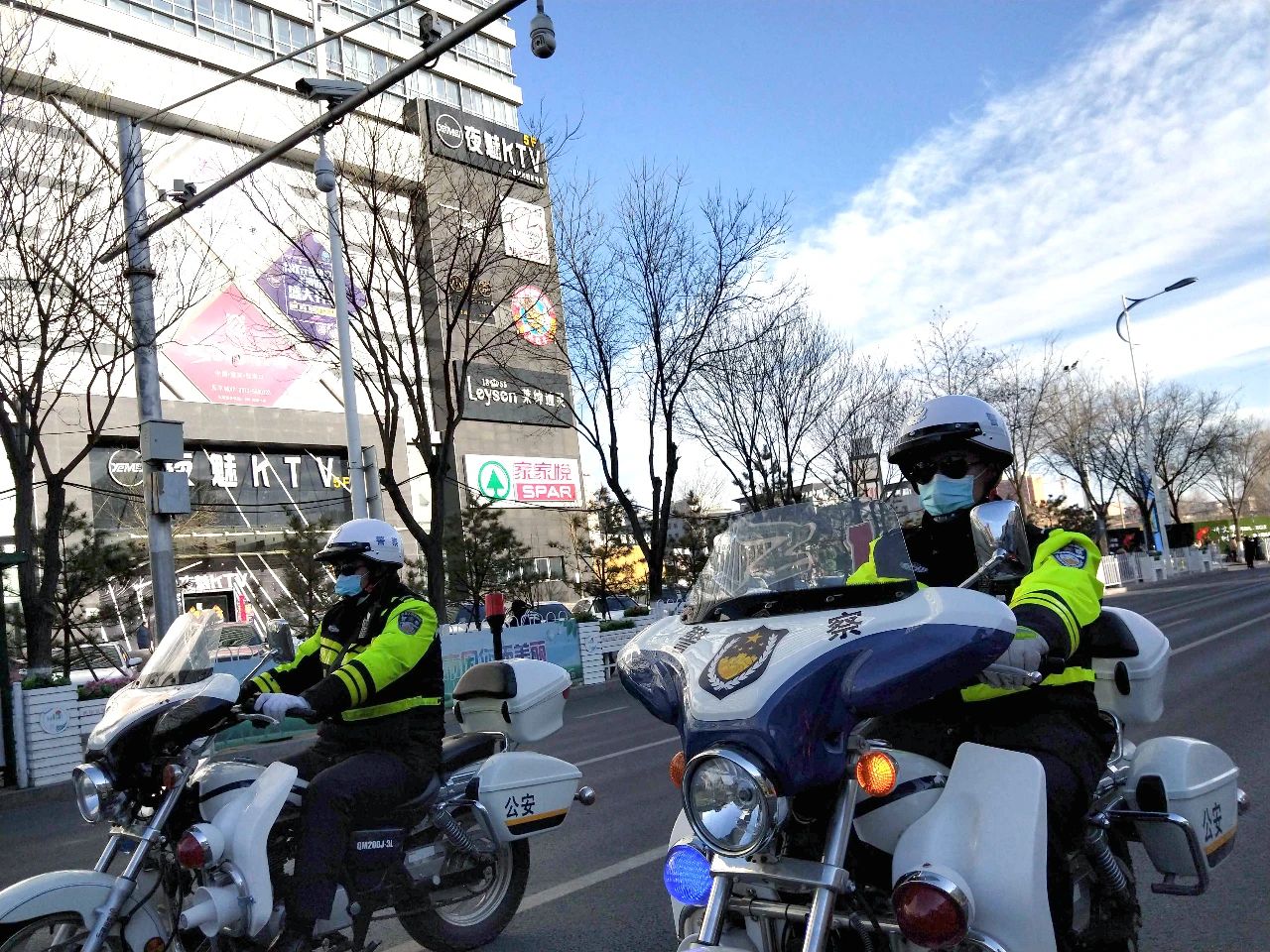 霸气开道!超燃护航!张家口交警守护英雄回家!