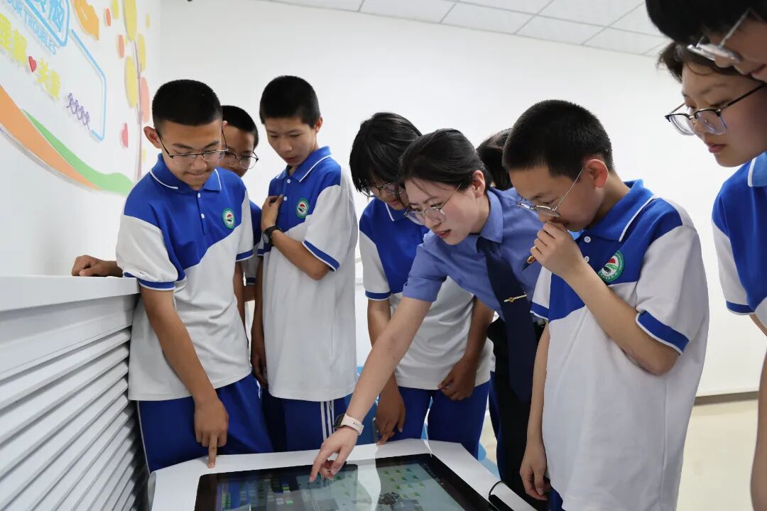 检校合作,未成年人到未检办案区参观.JPG 检校合作,未成年人到未检办案区参观.JPG
