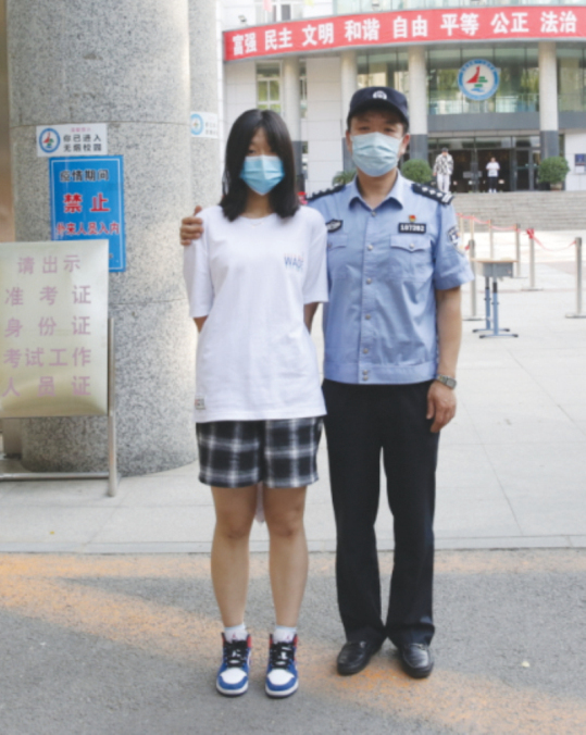 a警察父亲的别样守护—陈峰与女儿在考点前_编辑