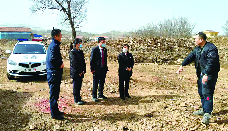 调查组一行深入非法占用农地涉案现场，沿着地块周边实地踏勘，细致核查土地现状、范围及利用情况，为后续案件办理夯实第一手证据。