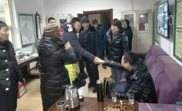 严寒中驴友深山失联近16小时遗书已经写好搜救人员突然出现