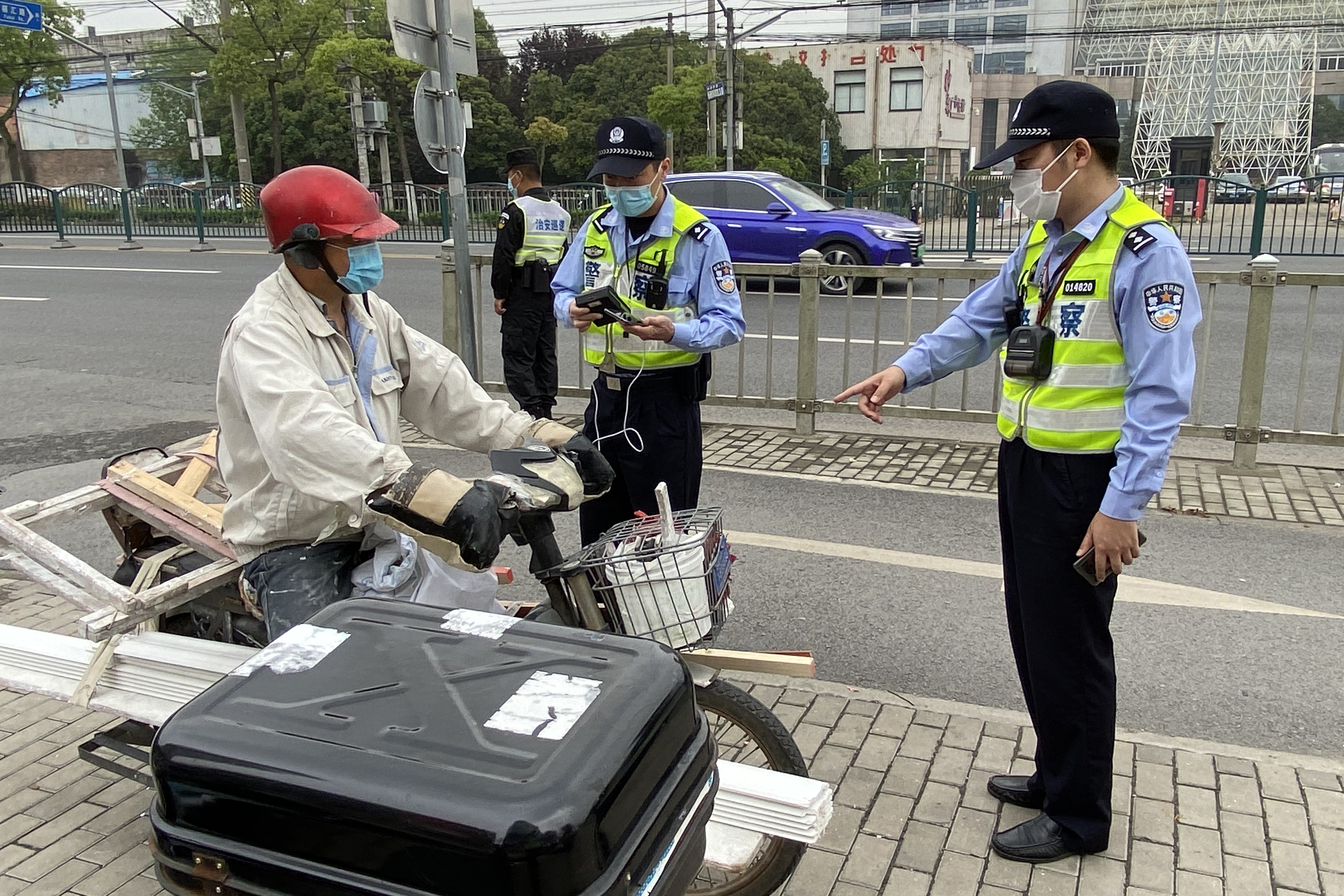 管社区也管交通!上海400个派出所的警察蜀黍投身"综合执法"