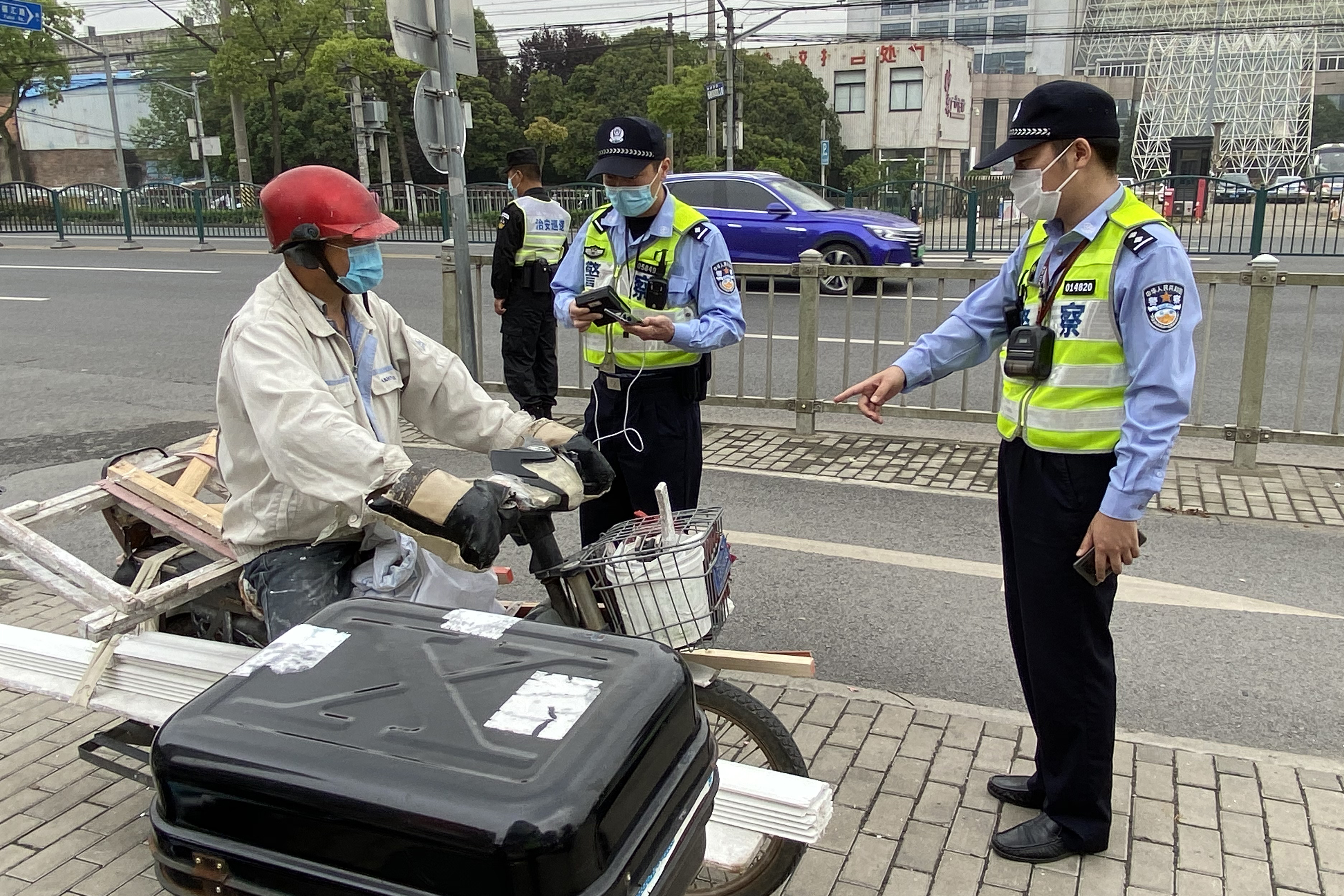 管社区也管交通上海400个派出所的警察蜀黍投身综合执法