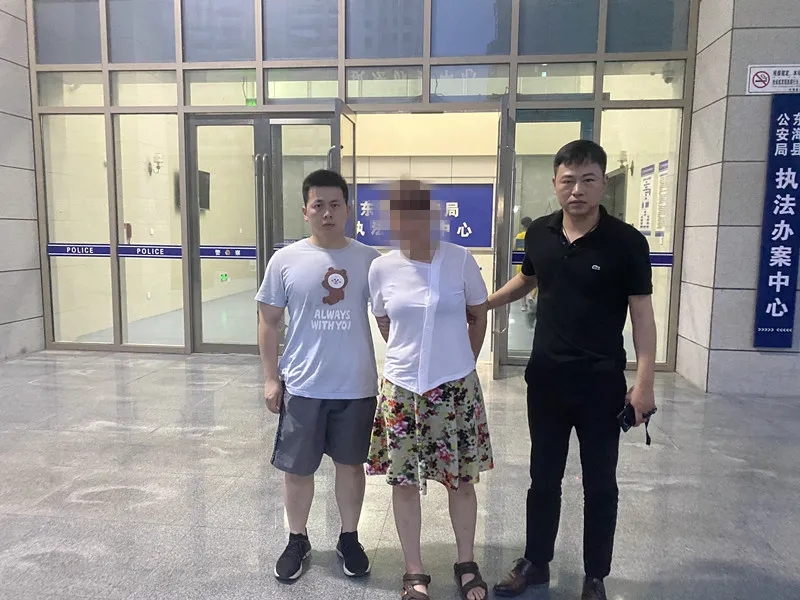 2021年7月8日,犯罪嫌疑人胡某某在江苏省东海县落网,并于次日押解回甬