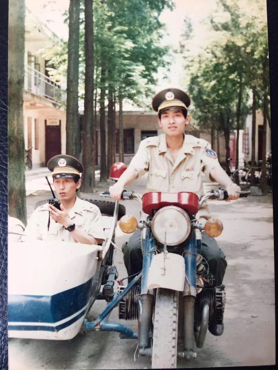 上世纪90年代初,当涂县公安局民警驾驶老式边三轮摩托车在出警路上.