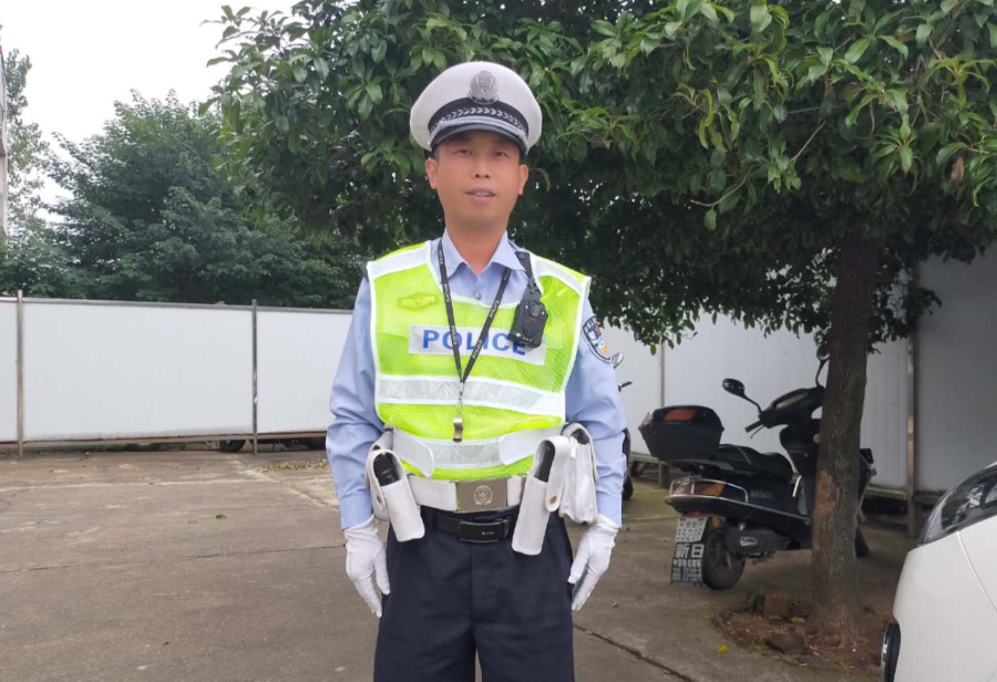 "江西吉安市民凭啥为这名辅警点赞?