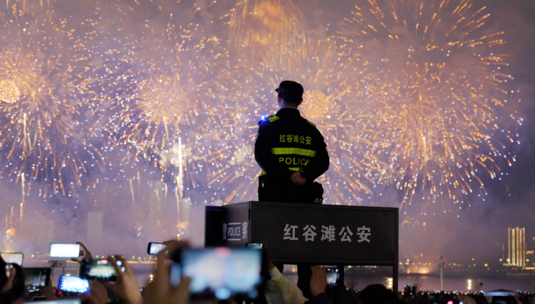 守护繁华美景-大年初一,南昌市公安局红谷滩分局执勤民警在迎新春烟花晚会现场值守,守护繁华美景。(南昌市公安局 应坚).png.png