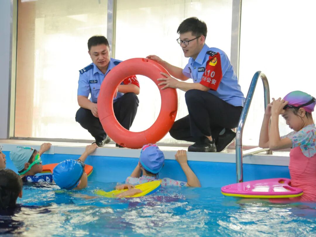 水花游泳课-2025年6月,上饶市公安局信州分局茅家岭派出所会同中小学、义警协会、蓝天救援队,开设游泳技能培训班,提升学生自救能力。(上饶市公安局 雷春阳).jpg.jpg