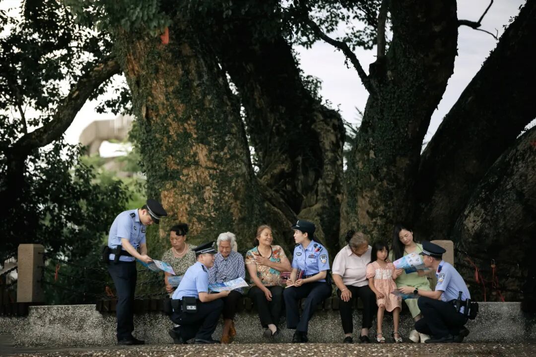 警护民生 树伴温情 摄影：孙庆 抚州市公安局.jpg