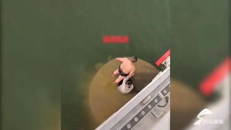 【民生关注】“紧紧拽住不松开！”女孩轻生坠湖，67岁退休老民警勇跳冰水救人