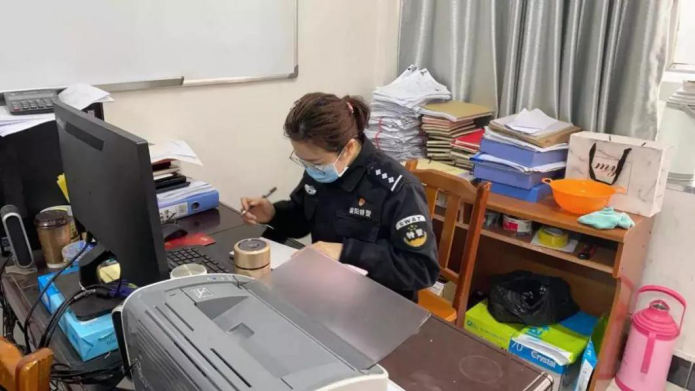 李冰茹:疫情面前我们都是战士在这支特警队伍里,更有一批巾帼警花,在