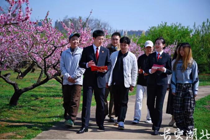 武昌区法院3-水果湖法庭干警开展送法进学校活动.png