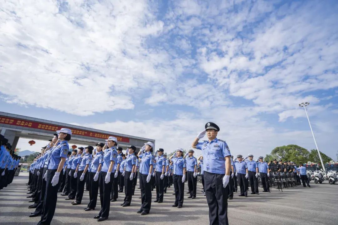 中国人民警察警旗授旗仪式在湖南全省公安机关引发强烈反响