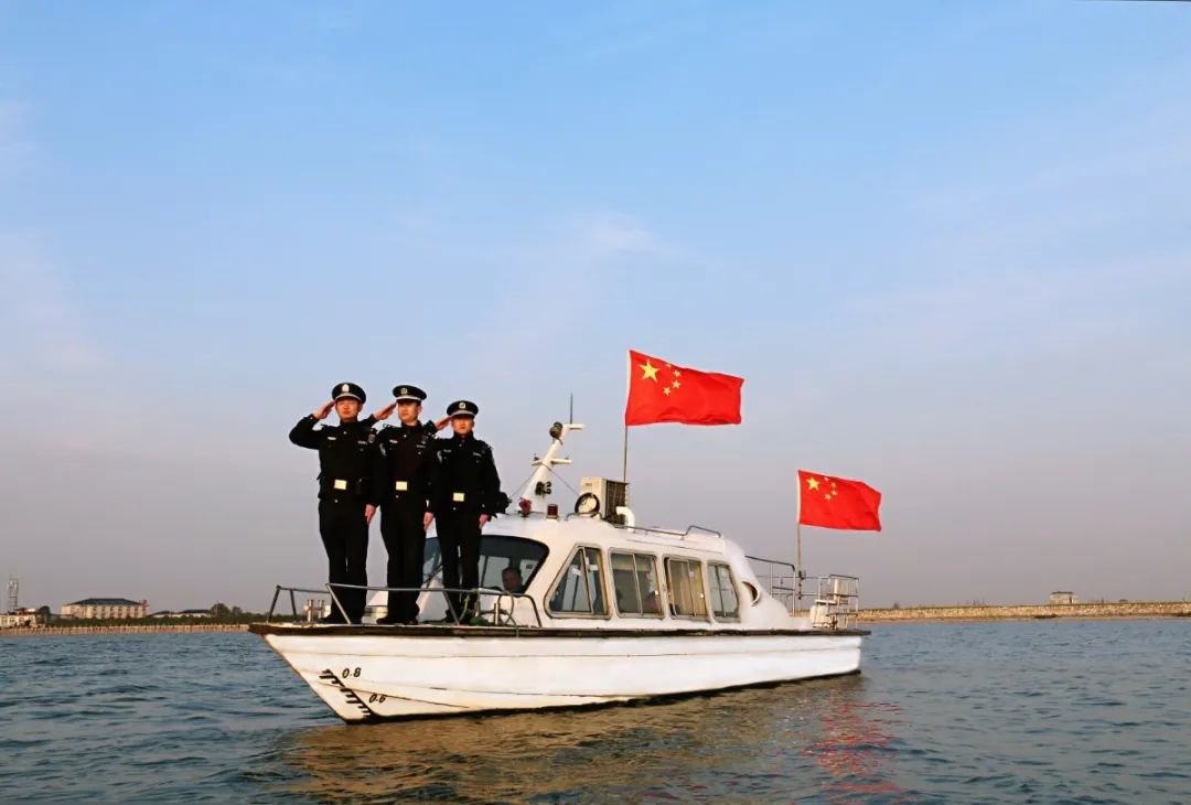 中国人民警察警旗授旗仪式在湖南全省公安机关引发强烈反响