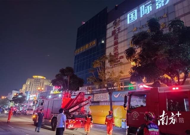 陈景洋来到现场协助消防、公安等部门维持秩序。 陈景洋来到现场协助消防、公安等部门维持秩序。