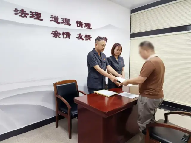 法官向一起离婚案件当事人发出《关爱未成年人提示》