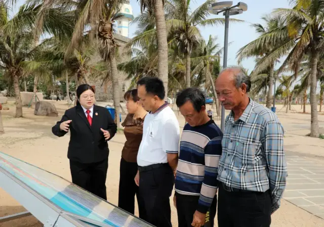 法官为村民讲解珊瑚礁司法保护令的由来和海洋生态环境保护法律知识