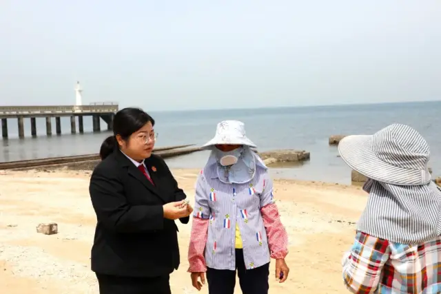 法官到案发地了解当地村民对挖捡石珊瑚碎枝违法行为的认知程度及当地对石珊瑚碎枝的使用情况
