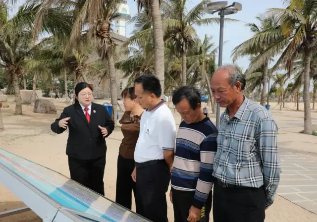 法官为村民讲解珊瑚礁司法保护令的由来和海洋生态环境保护法律知识