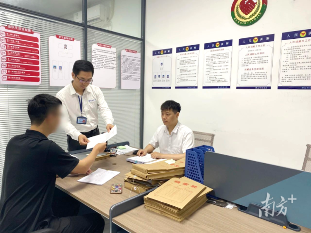 为网约车司机提供调解服务。 为网约车司机提供调解服务。