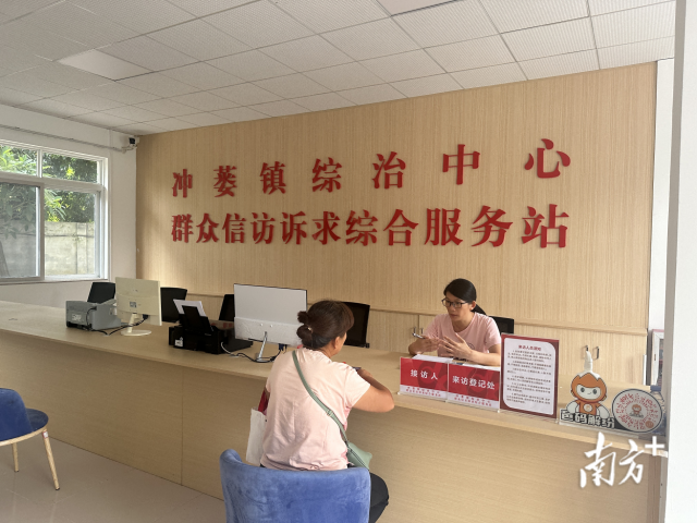 综治中心登记受理群众需求。受访者供图