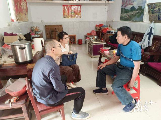 综治中心工作人员进村入户了解民情。受访者供图