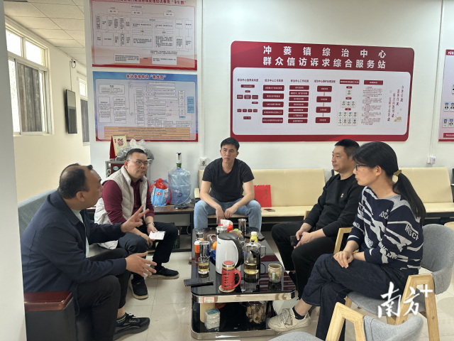 综治中心协调多方化解矛盾。受访者供图