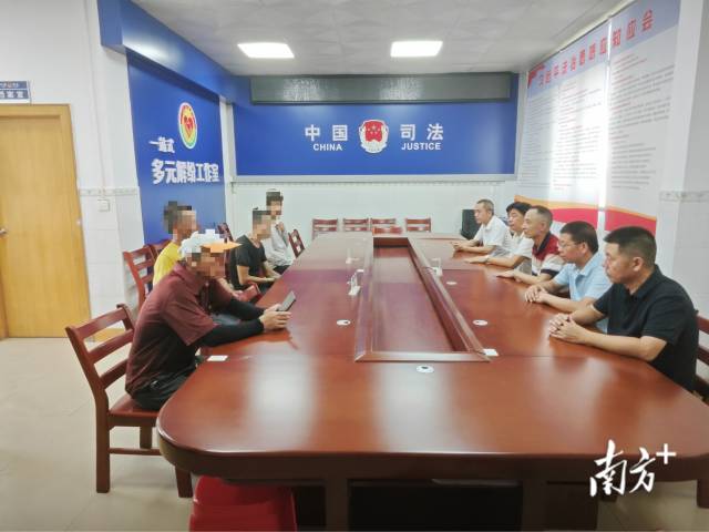 组织双方进行面对面协商。麦毅摄 组织双方进行面对面协商。麦毅摄