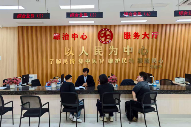 祖庙街道综治中心工作人员在服务大厅接访某劳资纠纷案群众