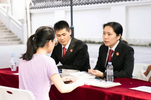 宝安法院到社区开展法律咨询活动 宝安法院到社区开展法律咨询活动