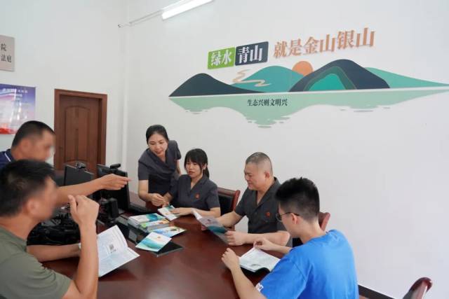 万绿湖旅游巡回法庭干警正在为即将参加的普法工作做准备