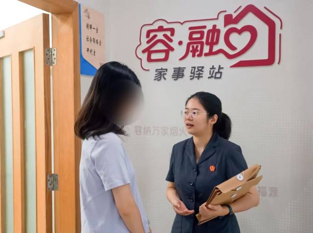 法官向一案件当事人释法明理