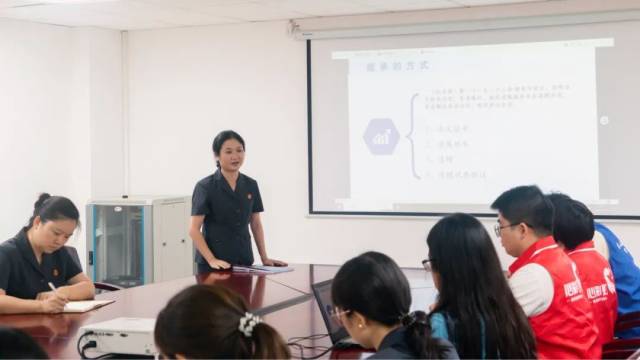 东莞第一法院派驻专业家事审判法官为“容·融”家事驿站调解员进行培训