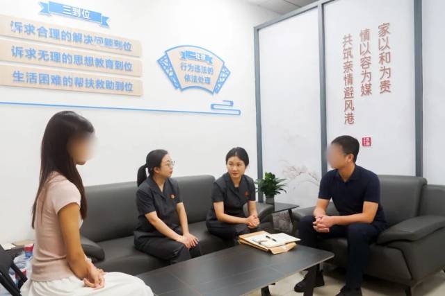 在“容·融”家事驿站里，法官与妇联社工等对当事人开展调解工作