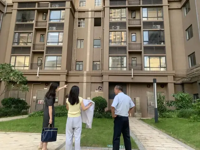 法官与政协委员现场勘察 法官与政协委员现场勘察