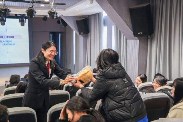 学生通过答题获得卡通玩偶“獬豸” 学生通过答题获得卡通玩偶“獬豸”