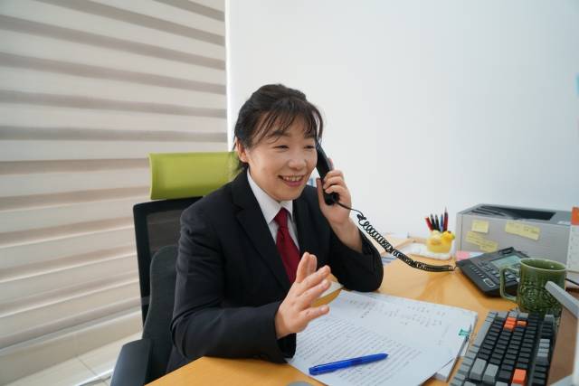 前海法院法官程晓嫚在进行电话回访