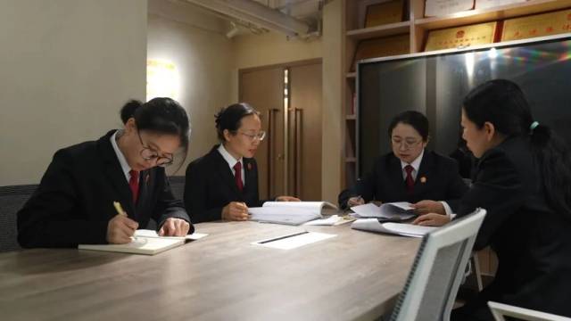 图为法官们正在对“港资港仲裁”案件进行探讨。